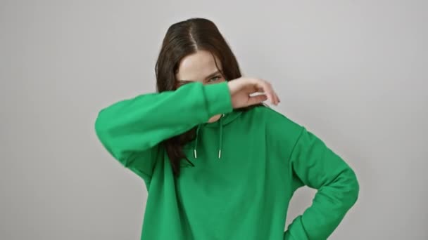 Vreugdevolle Jonge Vrouw Die Heerlijk Gluurt Draagt Een Sweatshirt Staat — Stockvideo
