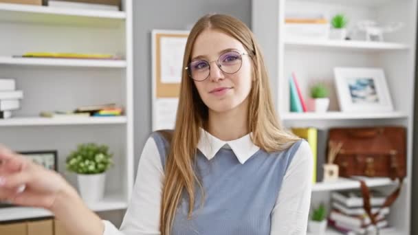 自信のある若いブロンドのビジネス女性は自然に笑い 感情と離れてリラックスした笑顔 暖かさと信頼を除いてオフィスを照らします — ストック動画