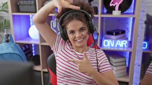 Radostná Hispánka Kudrnatými Vlasy Zarámuje Šťastný Obličej Rukama Prsty Vytváří — Stock video