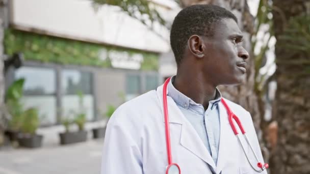 Серйозний Чоловік Лікар Білому Пальто Стетоскопом Стоїть Міською Клінікою — стокове відео