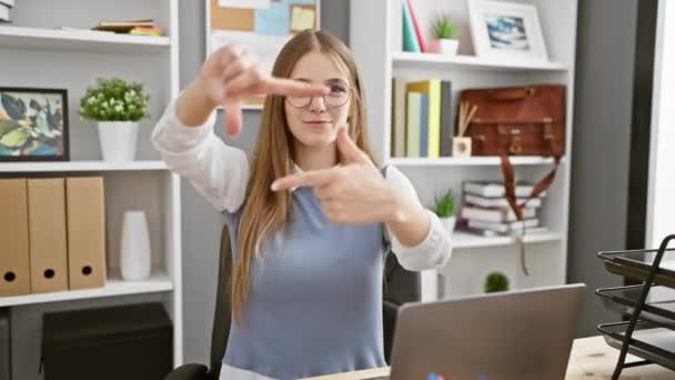 Wesoła Młoda Blondynka Bizneswoman Pokazująca Taką Wielką Gest Biurze Ucieleśniając — Wideo stockowe
