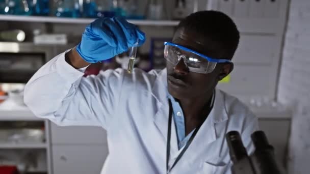 Cientista Africano Examinando Tubo Ensaio Ambiente Laboratorial — Vídeo de Stock