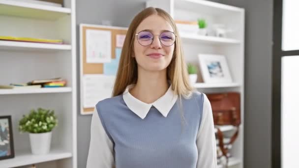 즐거운 금발의 비즈니스 사무실에서 제스처를 손가락을 보여주는 성공적인 긍정적인 초상화 — 비디오