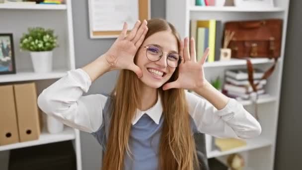 Χαρούμενη Νεαρή Ξανθιά Επιχειρηματίας Έχει Ένα Διασκεδαστικό Διάλειμμα Στο Γραφείο — Αρχείο Βίντεο