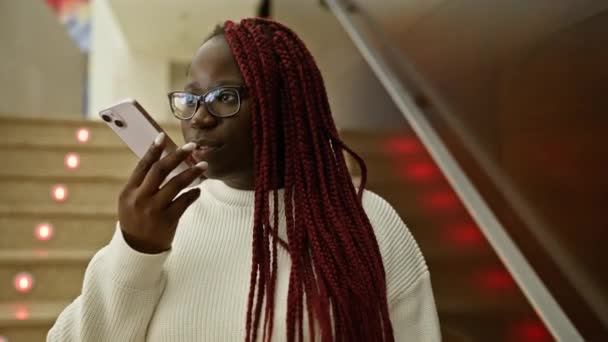 Afro Amerikaanse Vrouw Met Vlechten Met Behulp Van Smartphone Kantoor — Stockvideo
