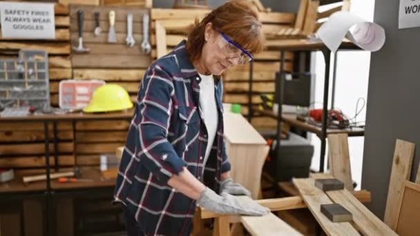 Dojrzała Kobieta Pracująca Drewnem Dobrze Wyposażonej Stolarni Odzwierciedlającej Umiejętności Rzemiosło — Wideo stockowe