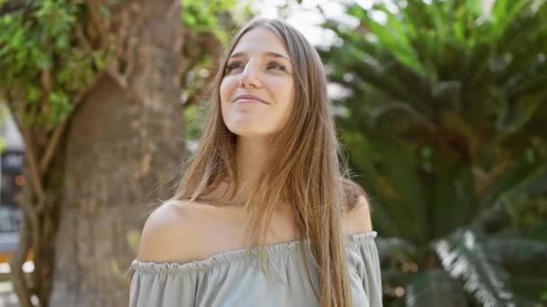Lycklig Ung Kvinna Shoulder Topp Njuter Naturen Lummig Park — Stockvideo