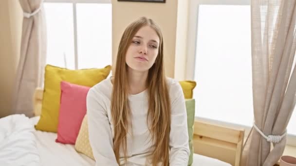 Mujer Rubia Joven Cansada Con Pijama Con Ojos Soñolientos Perezosos — Vídeo de stock