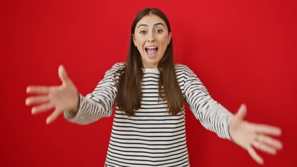 Радостная Молодая Испаноязычная Женщина Полосатой Футболке Поднимает Руки Теплых Объятий — стоковое видео