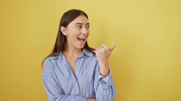 Mulher Hispânica Jovem Borbulhante Todos Sorrisos Mostrando Polegar Para Cima — Vídeo de Stock