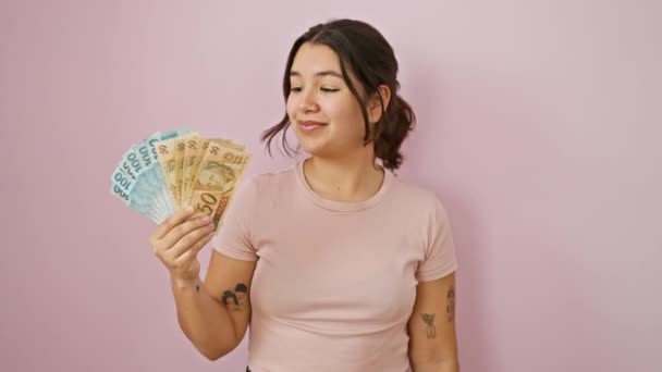 Mujer Hispana Hermosa Joven Sosteniendo Billetes Reales Brasileños Sonriendo Feliz — Vídeo de stock