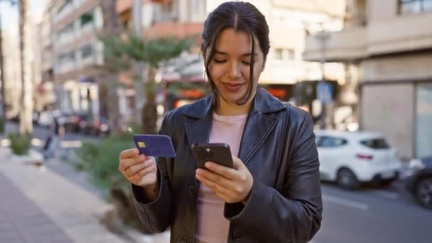 Glimlachende Spaanse Vrouw Met Creditcard Smartphone Straat — Stockvideo