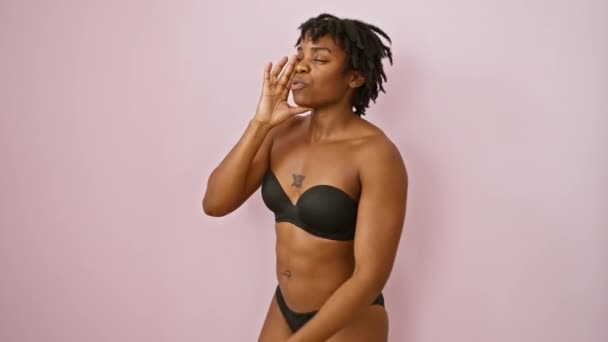 Безмозглая Молодая Черная Женщина Нижнем Белье Изолированном Розовом Фоне Смущен — стоковое видео