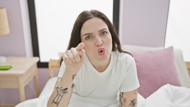 Fruktansvärda Unga Kvinna Pyjamas Sitter Sängen Bär Ett Äckligt Uttryck — Stockvideo