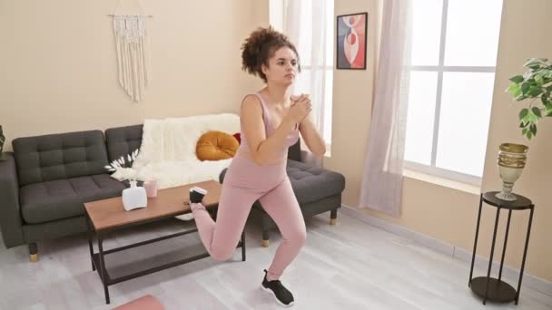 Mladá Žena Cvičí Stylovém Obývacím Pokoji Vystavuje Wellness Fitness Moderní — Stock video