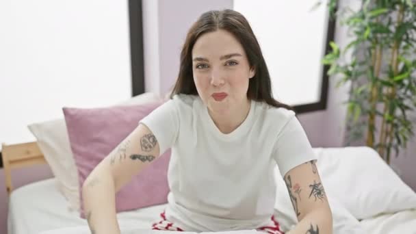 Mujer Joven Seria Pijama Sentada Cama Gesticulando Con Confianza Parada — Vídeo de stock