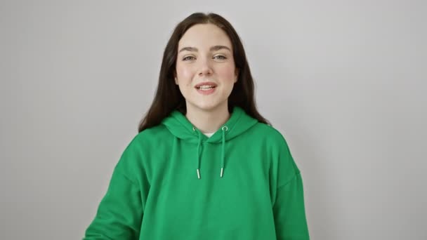 스웨트 셔츠를 즐거운 여자는 사상가의 포즈를 그녀의 위대한 아이디어에 손가락으로 — 비디오