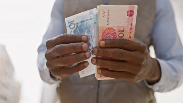 Hombre Africano Sosteniendo Yuan Chino Entorno Urbano Ilustrando Las Finanzas — Vídeo de stock