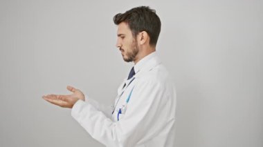 Neşeli genç İspanyol bir adam, steteskop takan sakallı bir doktor, mutlu bir şekilde mekanı kopyalamaya çalışıyor, izole edilmiş beyaz bir duvarda heyecanlı bir ilan veriyor, gülümseyerek hoş geldin diyor..