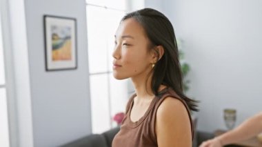 Irklar arası çift, evde mutlu bir kadın ve gülümseyen bir adamla birlikte sürpriz bir anın tadını çıkarıyor..