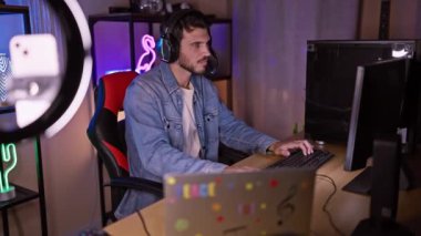 Karanlık bir odada, neon ışıkları olan, kulaklıklı neşeli bir İspanyol adam, gece hareketli bir atmosfer yaratıyor..