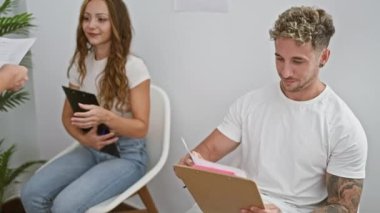 Erkek ve kadın, profesyonel bir konsültasyonu tasvir eden modern bir beyaz ofiste belgeleri gözden geçiriyorlar..