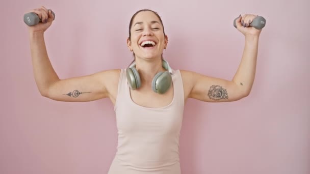 소리로 열심히 운동복에 여자는 무게를하는 재미있는 농담을 즐긴다 배경에 헤드폰의 — 비디오