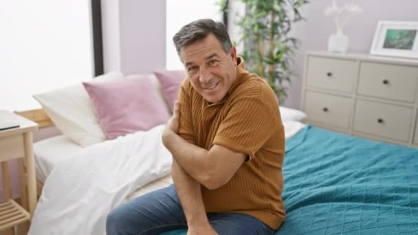 Sonriente Hombre Mediana Edad Sentado Cómodamente Acogedor Dormitorio Interior — Vídeo de stock