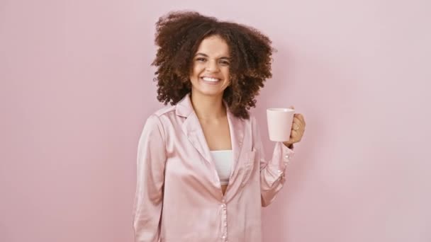 Mulher Cabelo Encaracolado Hispânico Usando Pijama Segurando Xícara Café Apontando — Vídeo de Stock