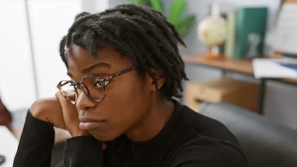 Несчастная Молодая Чернокожая Женщина Дредами Плачущая Своим Столом Офисе Выражая — стоковое видео