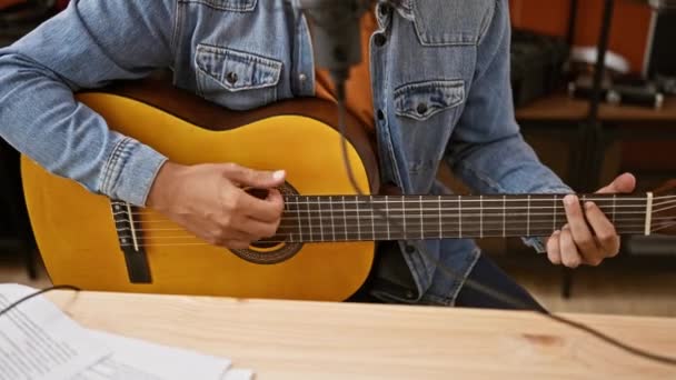 Músico Hispano Rasga Guitarra Canta Micrófono Estudio — Vídeos de Stock