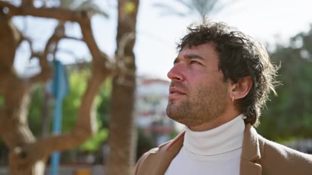 Egy Boldog Spanyol Férfi Szakállal Aki Melegen Mosolyog Egy Napfényes — Stock videók
