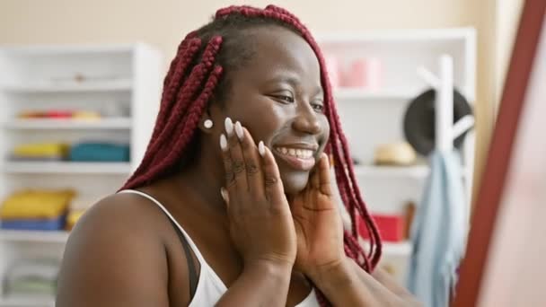 Mujer Africana Con Trenzas Examina Cara Espejo Interior Mostrando Belleza — Vídeos de Stock