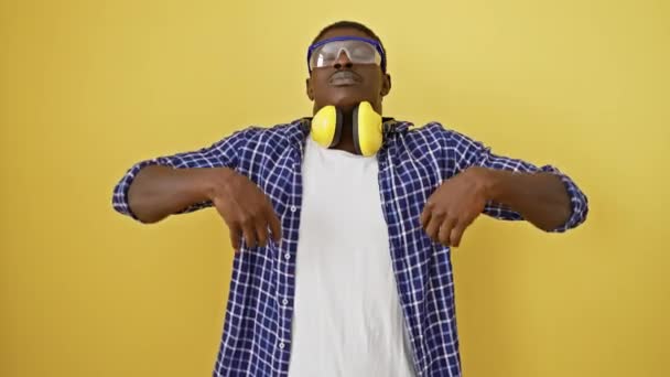 Привлекательный Африканский Американец Находит Дзена Медитирующего Позе Йоги Закрытыми Глазами — стоковое видео
