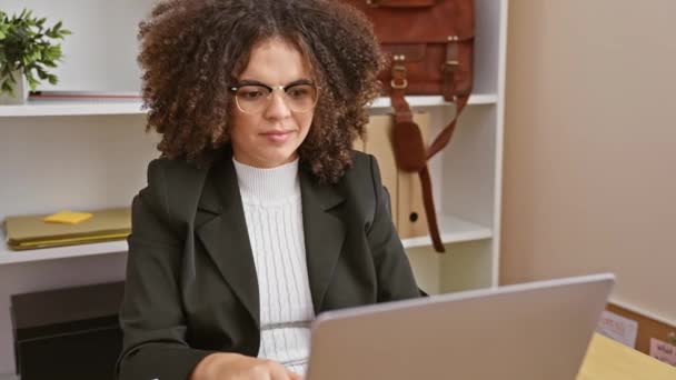 Hispanic Woman Curly Hair Smiling Using Laptop Modern Office Setting — Stock Video