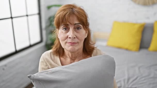 Zabawna Kobieta Średnim Wieku Siedząca Sypialni Pusząca Policzki Przytulająca Poduszkę — Wideo stockowe