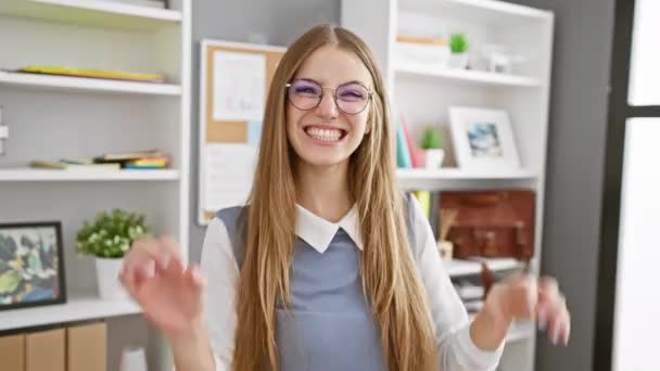 おかしい爪のジェスチャー 笑顔のブロンドのビジネス女性は大胆にオフィスの冒険で積極的でセクシーな表現を受け入れます — ストック動画