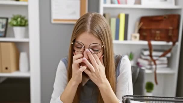Wyczerpana Młoda Blondynka Biznes Kobieta Tarcie Zmęczone Oczy Biurze Wyrażając — Wideo stockowe