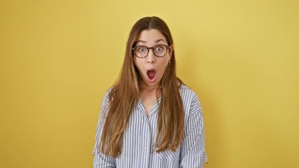 Jovem Chocada Assustada Espantada Com Olhos Azuis Vestindo Óculos Expressa — Vídeo de Stock