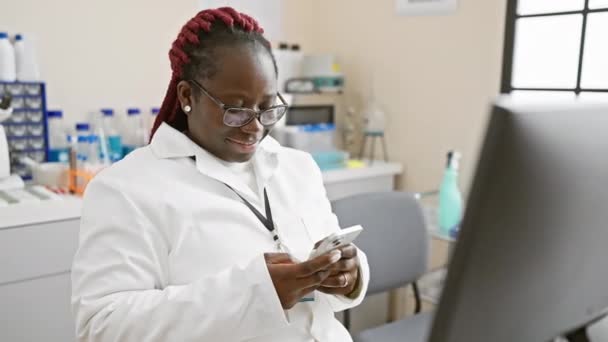 Afrykańska Kobieta Naukowiec Warkoczami Pomocą Smartfona Laboratorium — Wideo stockowe