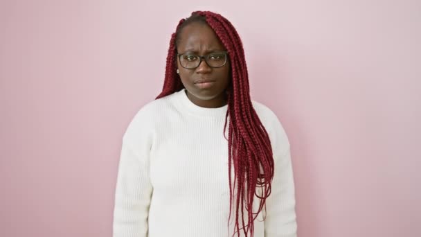 Ενήλικες Αφρικανή Γυναίκα Πλεξούδες Φορώντας Γυαλιά Και Ένα Λευκό Πουλόβερ — Αρχείο Βίντεο