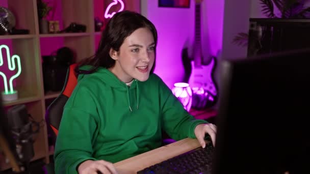 Jonge Vrouw Genieten Van Gaming Een Levendige Neon Verlicht Kamer — Stockvideo