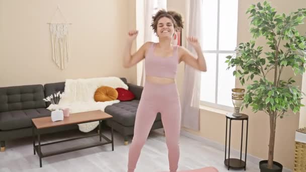 Ung Kvinna Dansar Glatt Ett Mysigt Vardagsrum Interiör — Stockvideo