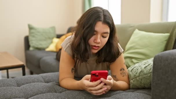 Mujer Hispana Joven Usando Smartphone Una Acogedora Sala Estar — Vídeos de Stock