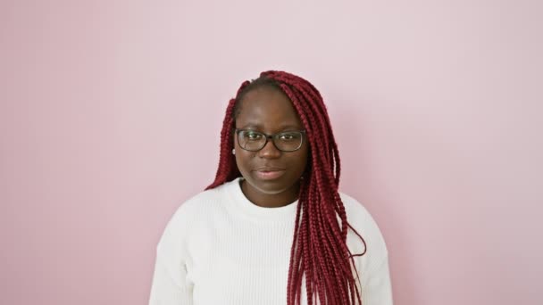 Щаслива Африканська Жінка Косами Спрямованими Вгору Ізольована Рожевому Фоні Білому — стокове відео
