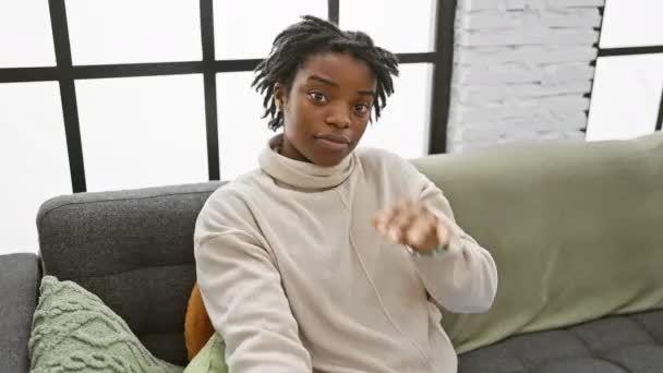 Cheeky Young Black Woman Dreadlocks Showing Rude Fuck You Middle — Αρχείο Βίντεο