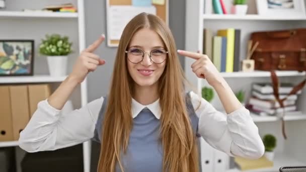 Улыбающаяся Молодая Блондинка Бизнесмен Радостно Указывает Свою Голову Офисе Эврика — стоковое видео
