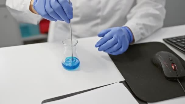 屋内で実験室のフラスコで青い液体を用いた実験を行っている科学者女性 — ストック動画