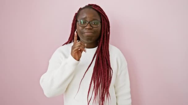 Retrato Una Mujer Sonriente Con Trenzas Con Gafas Suéter Sobre — Vídeos de Stock