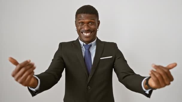 Joyeux Homme Afro Américain Costume Debout Les Bras Ouverts Pour — Video